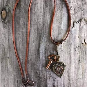🗝HAND-CRAFTED NECKLACE